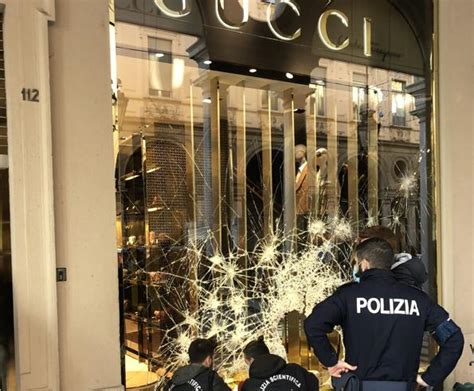 vetrina gucci torino rotta|Torino, devastato il negozio Gucci in via Roma .